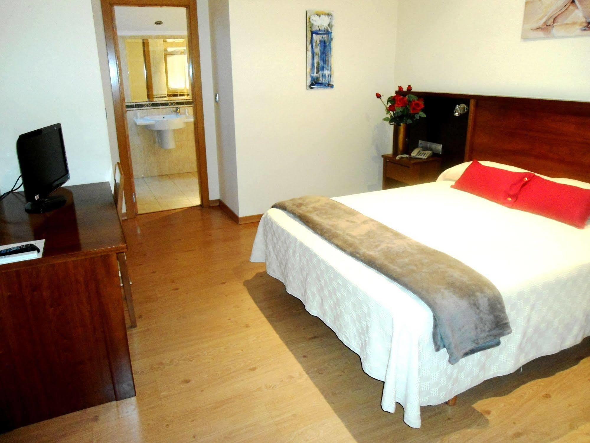 Hotel San Cibrao San Ciprian de Vinas Exterior photo